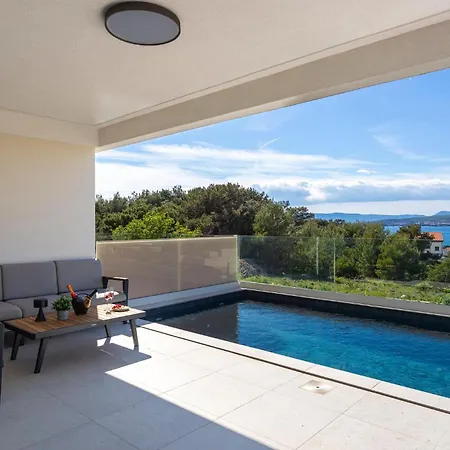 Hills With Pool 2 Ferienhaus *